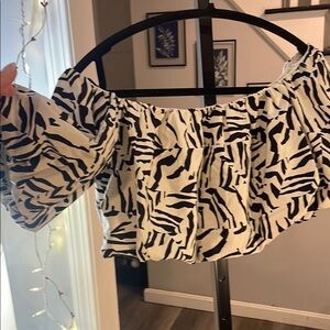 ⭐️ 5 items for $15 ⭐️

NWT Zebra cropped off the shoulder, balloonn sleeved top